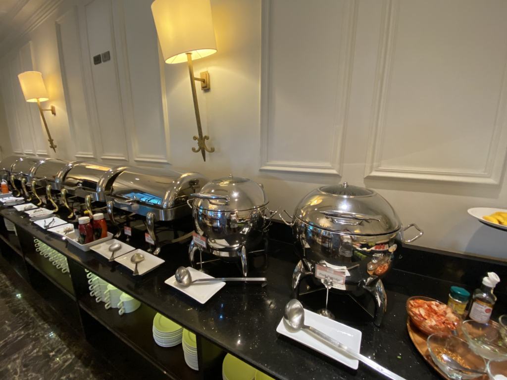 Desayuno bufé en el hotel S N Plus de Pattaya, Tailandia.