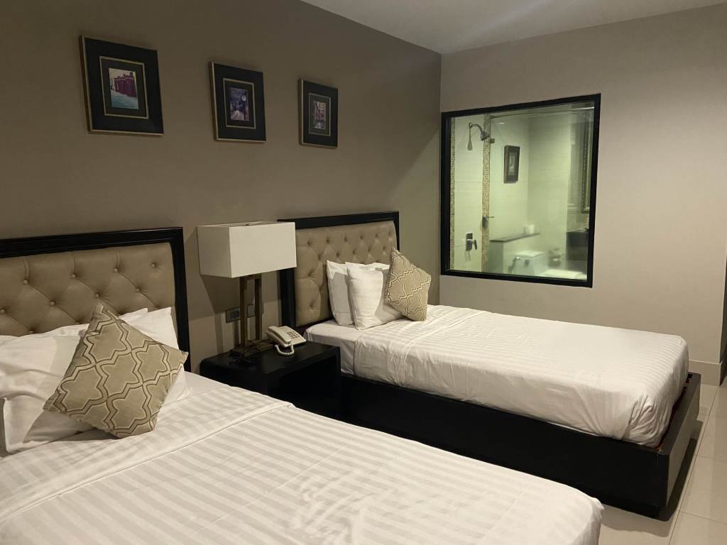 Habitación doble en el Hotel S N Plus de Pattaya en Tailandia.
