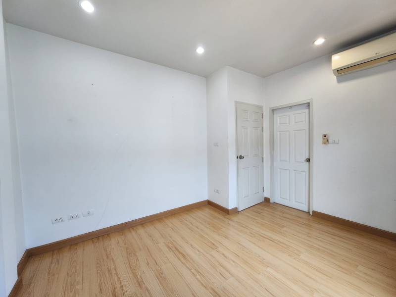 3-Story Home Office Sarin Wiz Sukhumvit 107