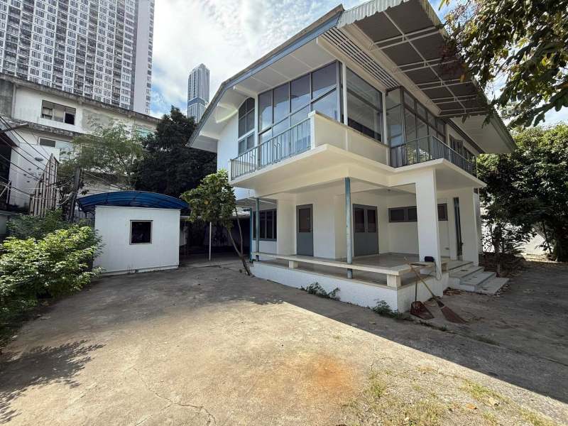Two-Story Detached House in Sukhumvit 63 (Ekkamai 15)