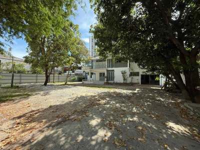 Two-Story Detached House in Sukhumvit 63 (Ekkamai 15)
