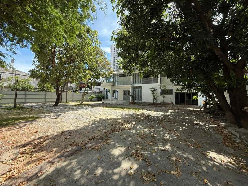 Two-Story Detached House in Sukhumvit 63 (Ekkamai 15)