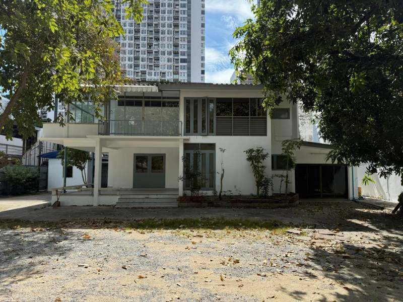 Two-Story Detached House in Sukhumvit 63 (Ekkamai 15)