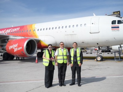 TAT governor Ms. Thapanee Kiatphaibool with VietJet Thailand flight crew in front of the SAF-powered aircraft during the Green Route launch at Suvarnabhumi Airport.