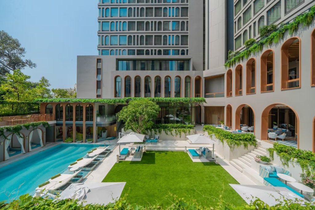 Pool at Meliá Pattaya Hotel.